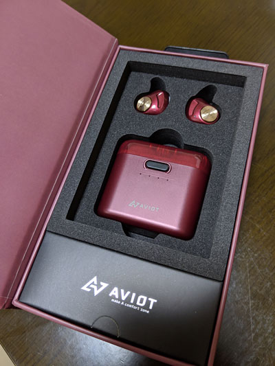 開けたところ。イヤホンがかっちり箱にハマっていて、取り外すのに3分かかった