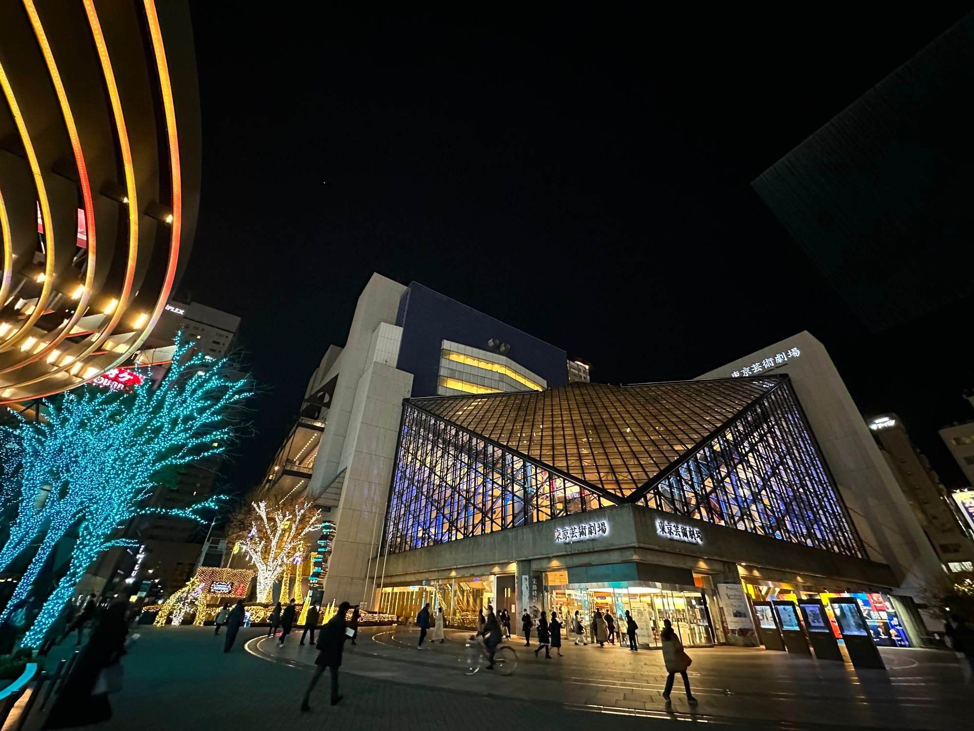 東京芸術劇場、池袋駅から歩いてすぐ、イルミネーションが綺麗だった