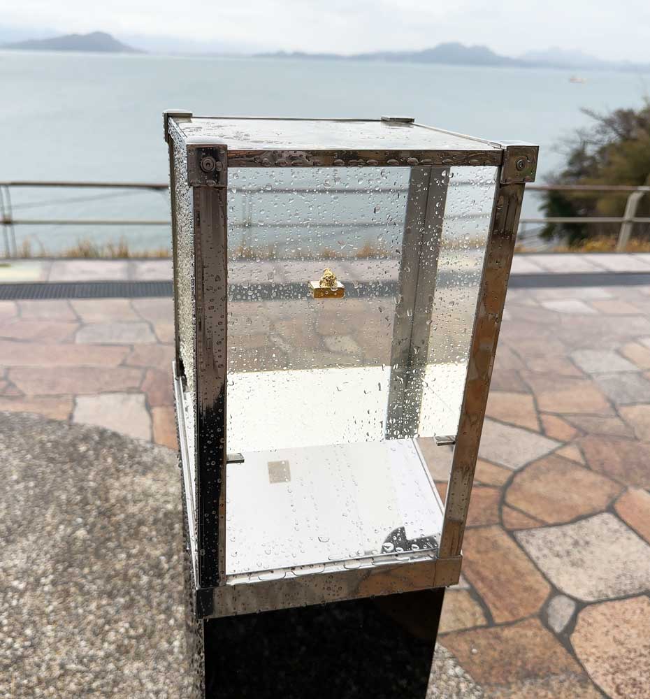 宙に浮かぶ金印レプリカ